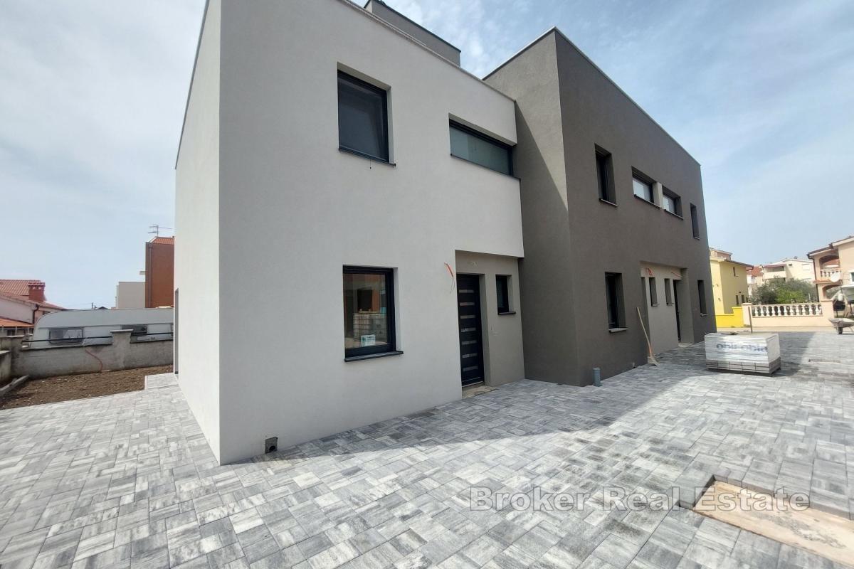 Dom so záhradou a strešnou terasou v pokojnom prostredí