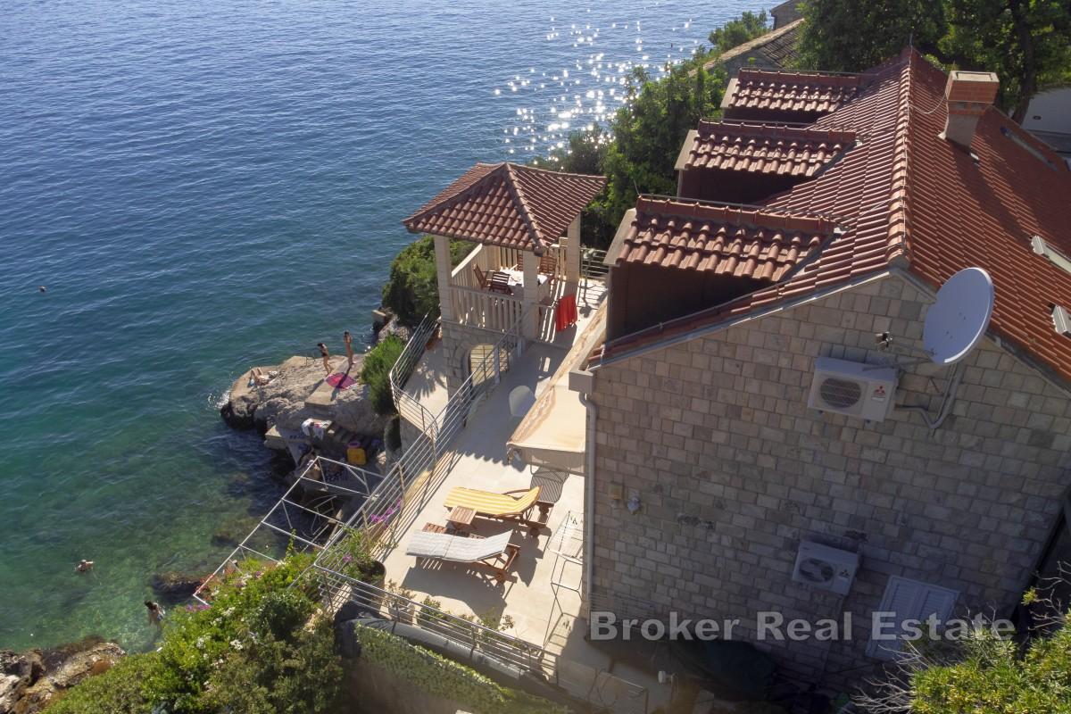 Zweistöckiges Haus in der ersten Reihe zum Meer