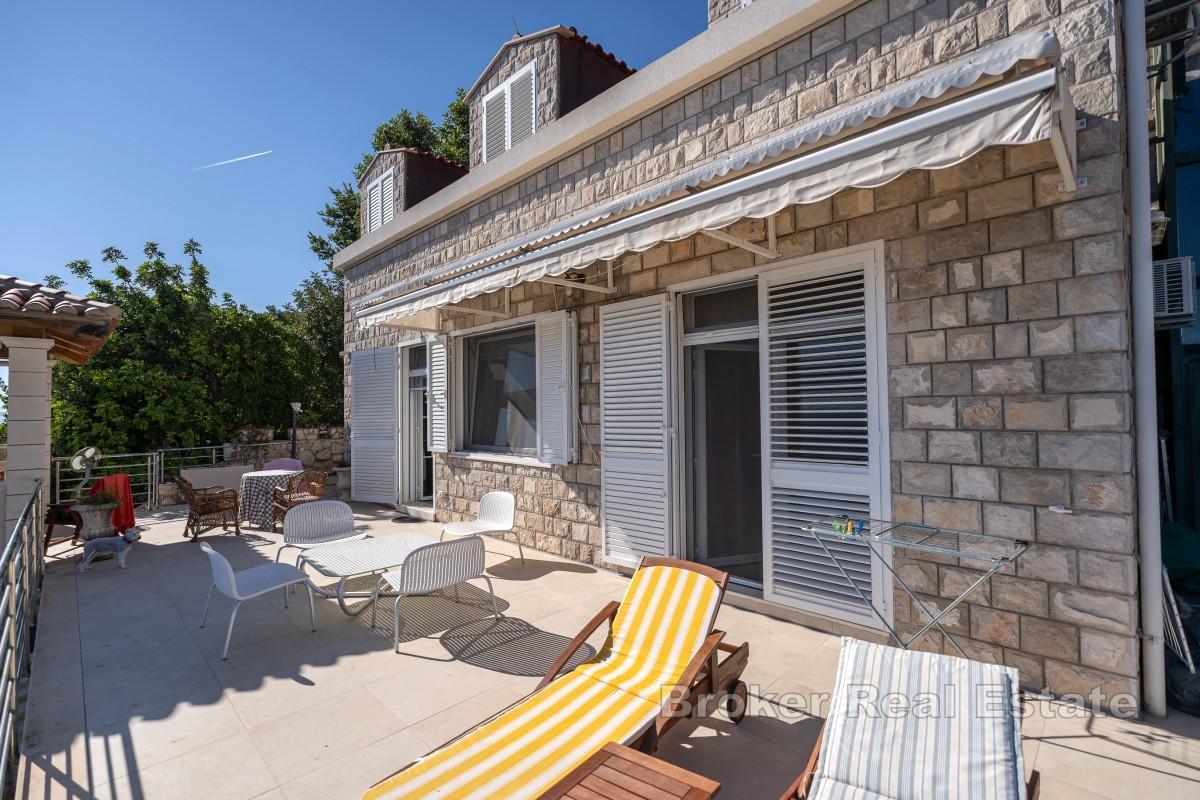 Zweistöckiges Haus in der ersten Reihe zum Meer