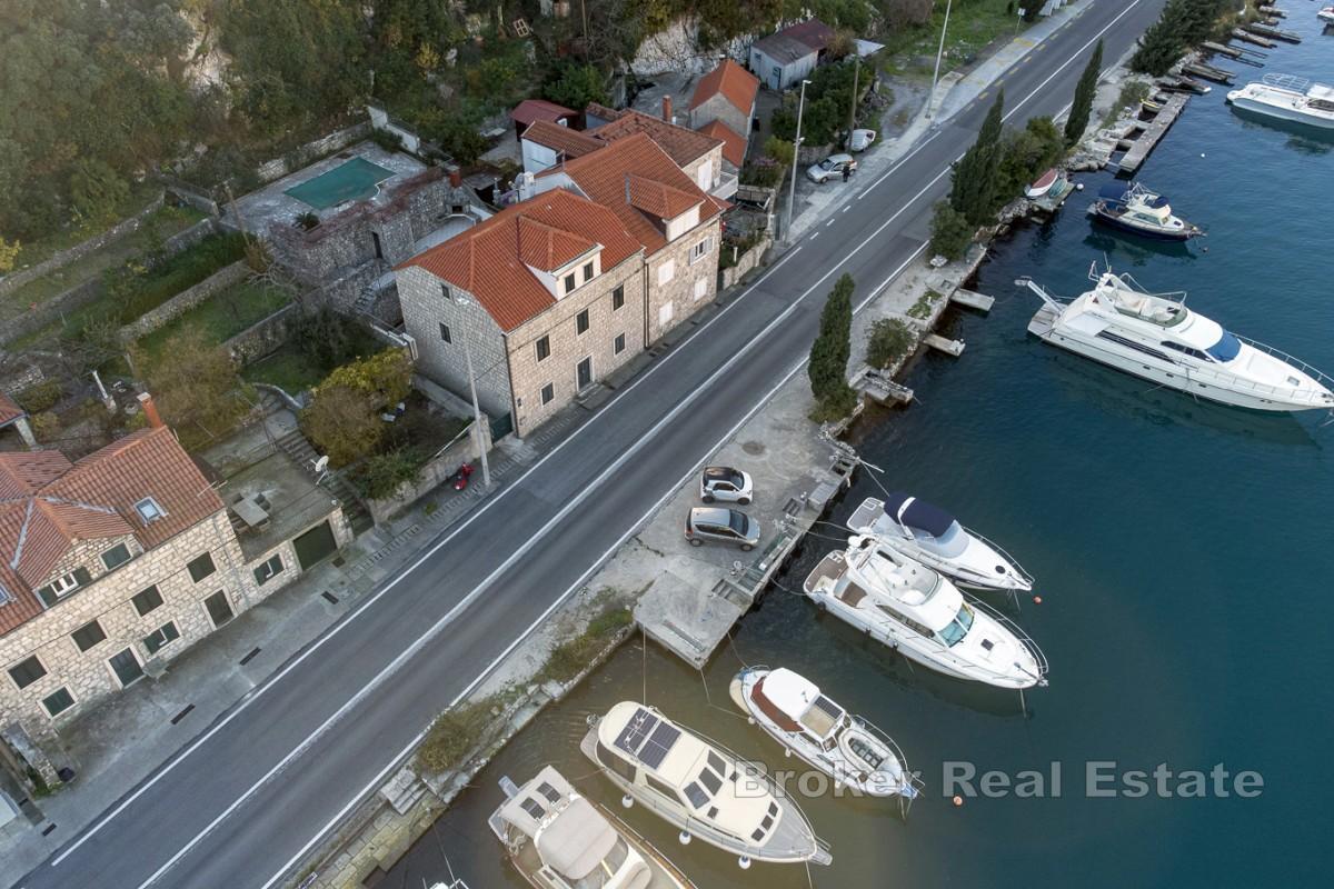 Villa mit Pool am Meer