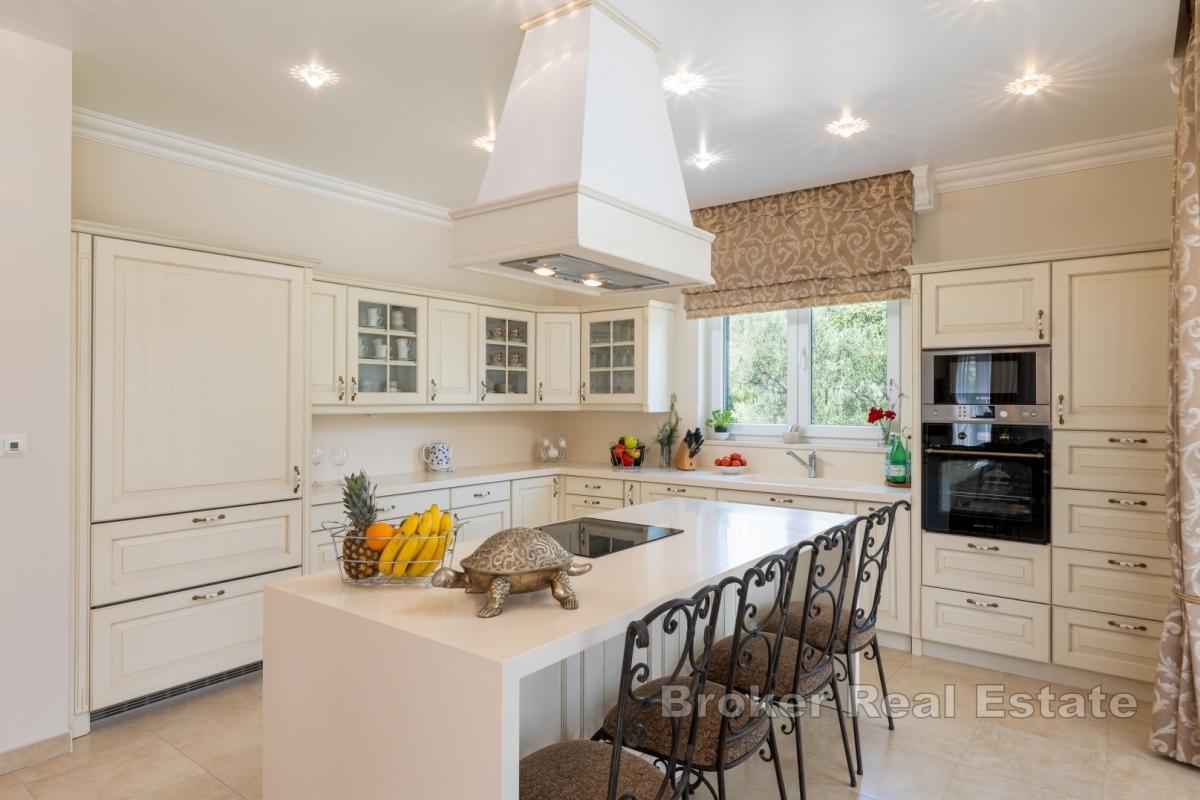 Современная вилла с бассейном