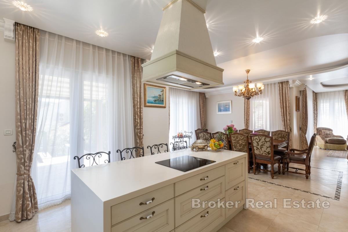 Современная вилла с бассейном