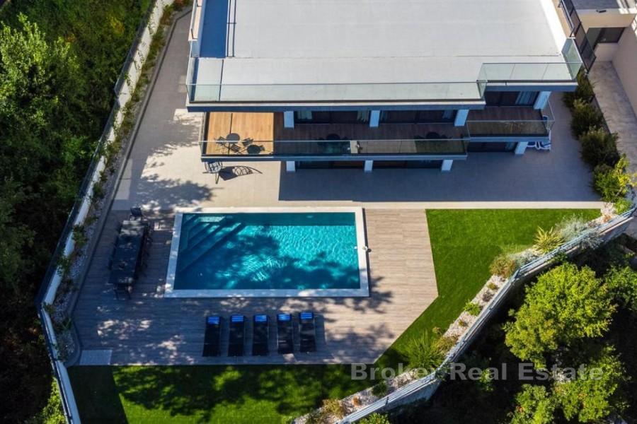 Nowoczesna willa z basenem i widokiem na morze