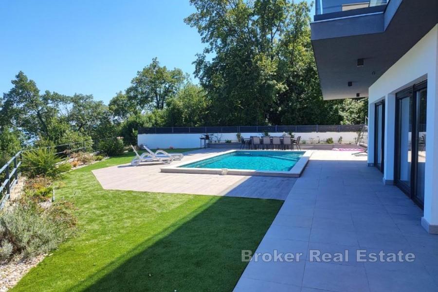 Nowoczesna willa z basenem i widokiem na morze