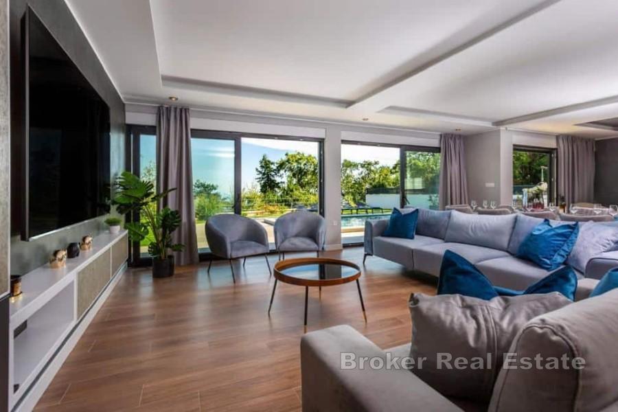 Nowoczesna willa z basenem i widokiem na morze