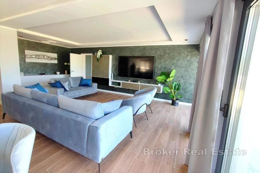 Nowoczesna willa z basenem i widokiem na morze