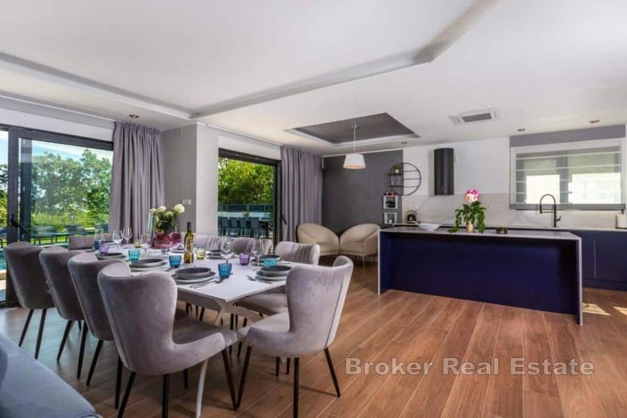 Nowoczesna willa z basenem i widokiem na morze