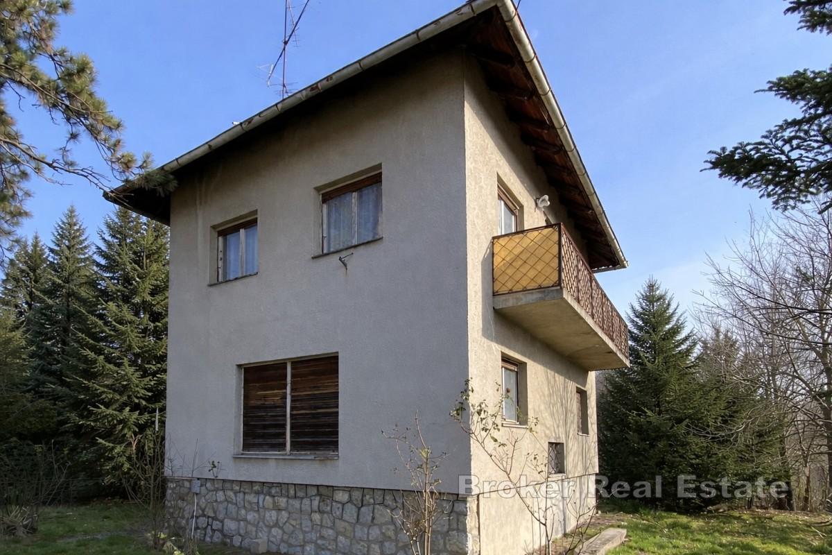 Haus zum Umbau in ruhiger und gehobener Gegend