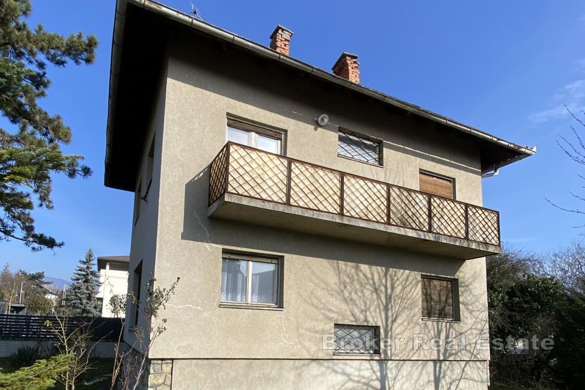 Haus zum Umbau in ruhiger und gehobener Gegend