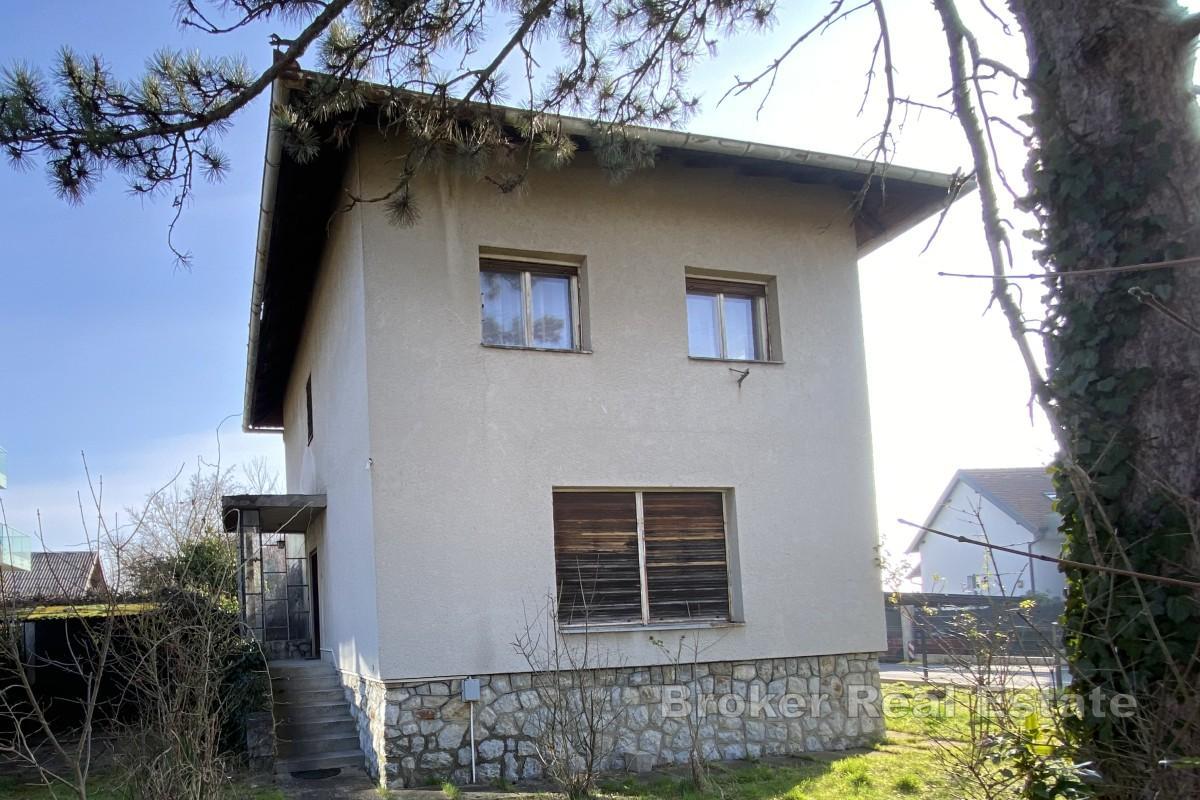 Haus zum Umbau in ruhiger und gehobener Gegend