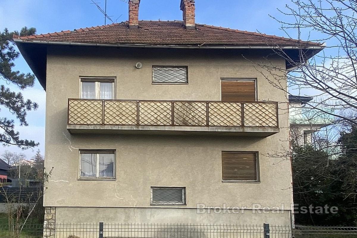 Haus zum Umbau in ruhiger und gehobener Gegend