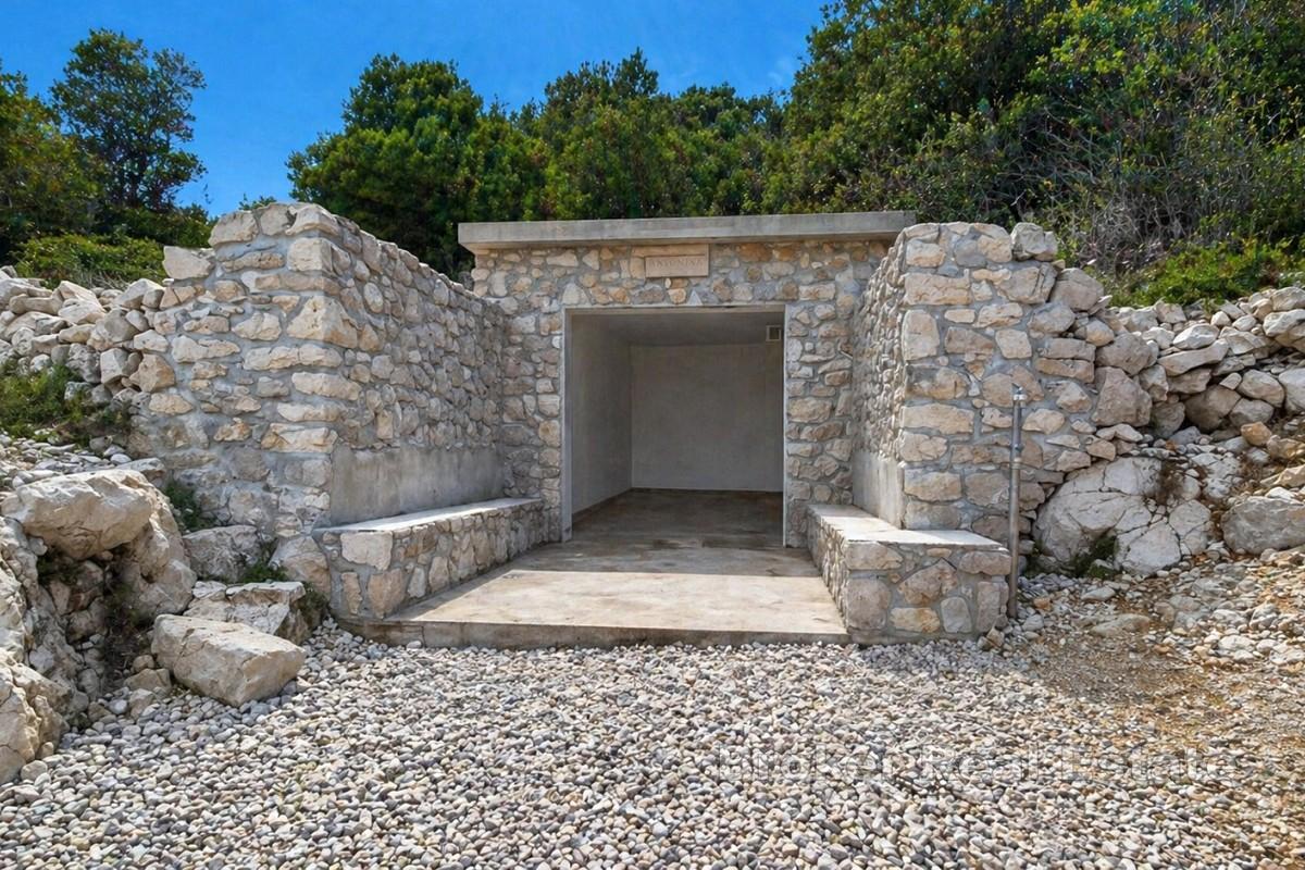 Zemljište uz more s postojećim objektom