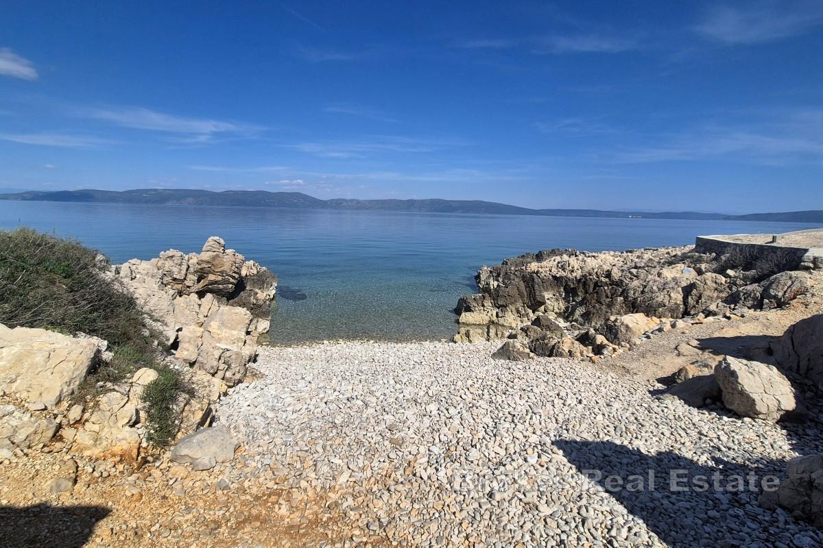 Terreno fronte mare con immobile esistente