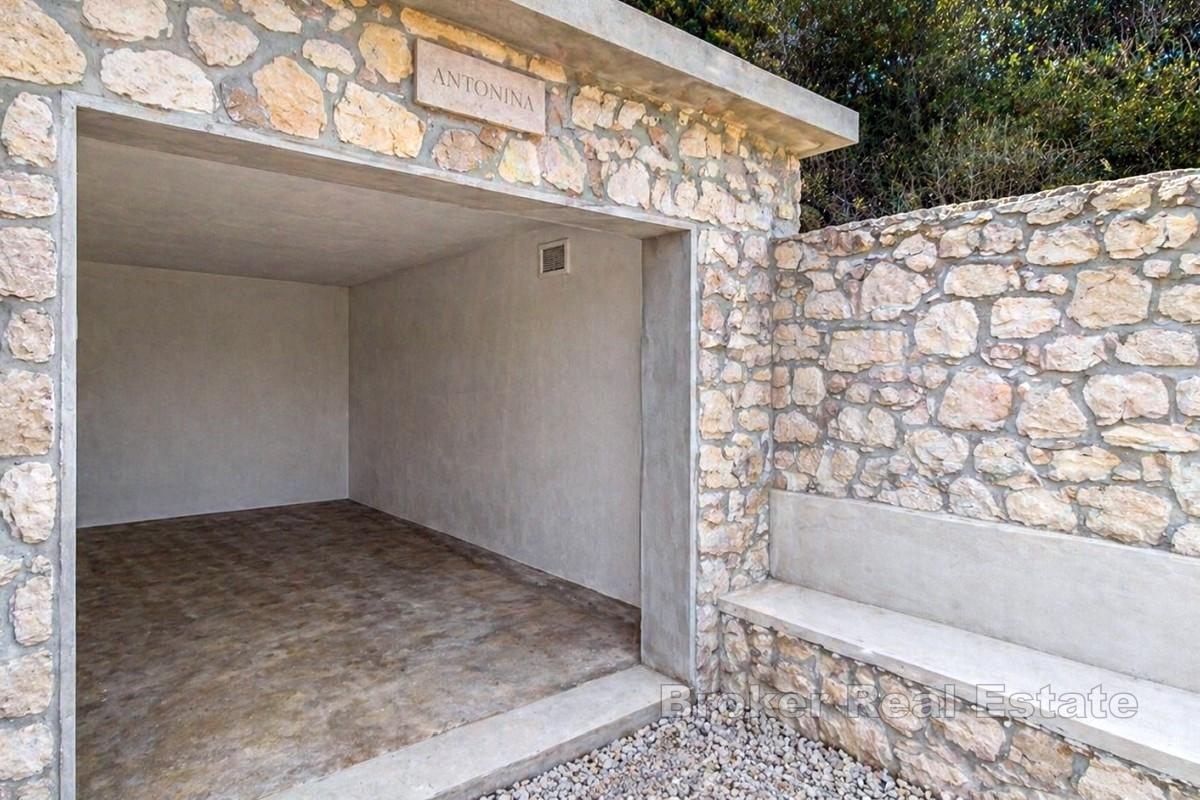 Zemljište uz more s postojećim objektom