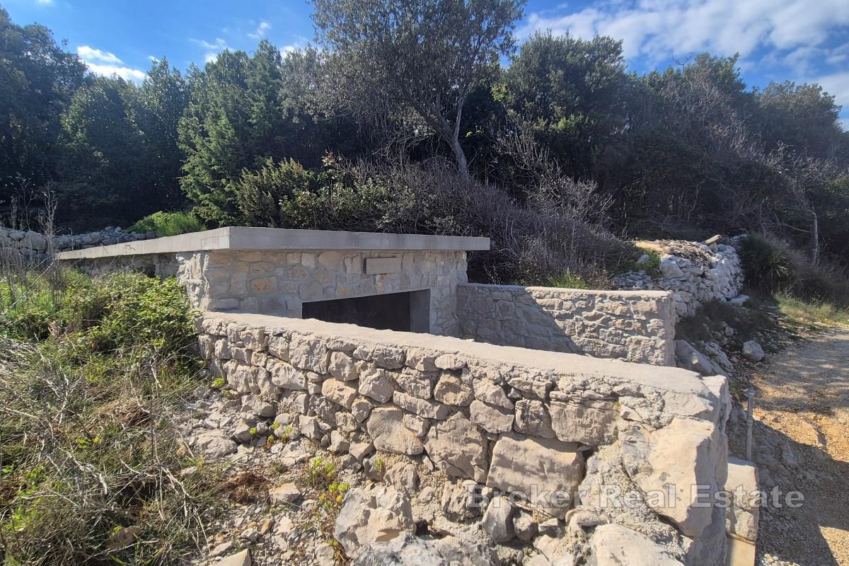 Zemljište uz more s postojećim objektom