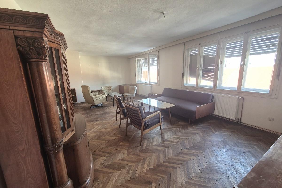 Stan za renovaciju u zgradi s liftom