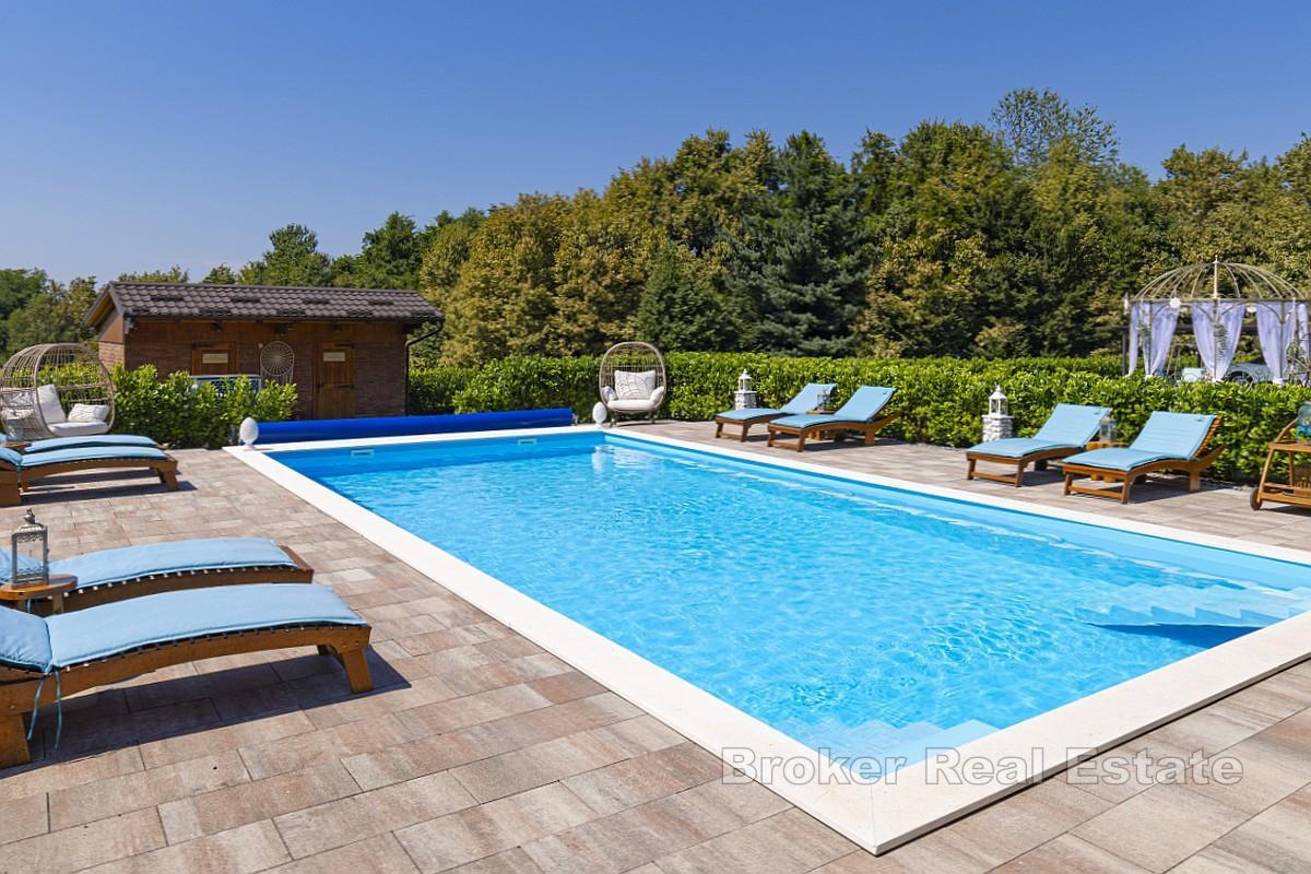 Maison avec bungalows et installations de bien-être