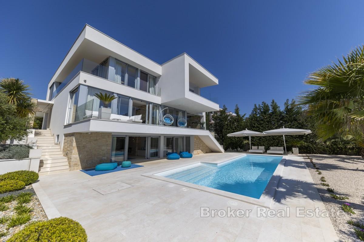 Luxusvilla in erster Reihe zum Meer