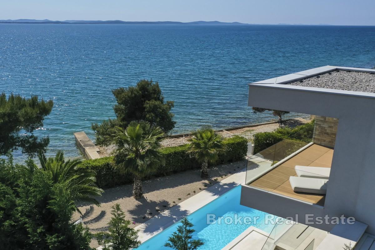Luxusvilla in erster Reihe zum Meer