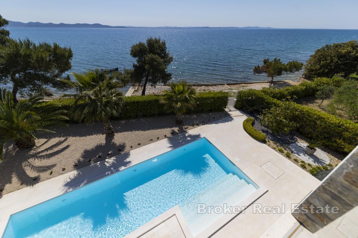 Luxusvilla in erster Reihe zum Meer
