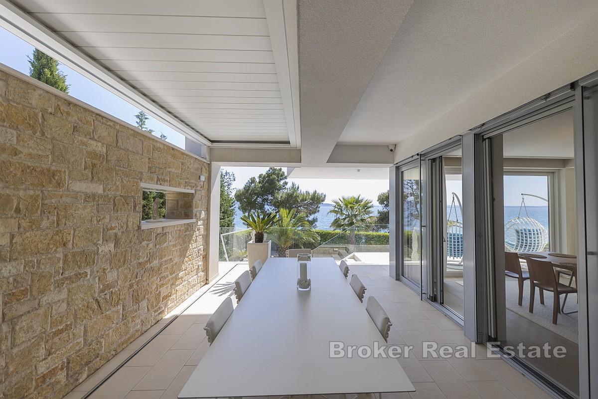 Luxusvilla in erster Reihe zum Meer