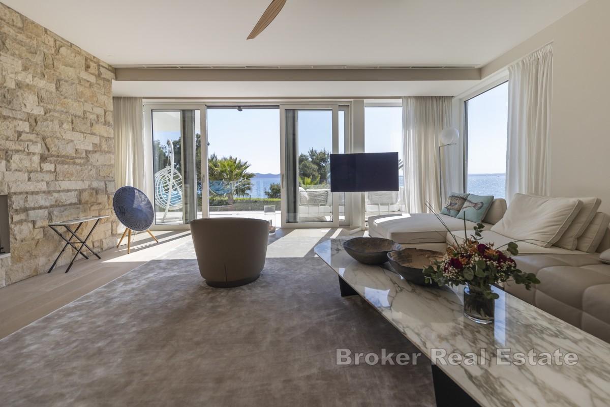 Luxusvilla in erster Reihe zum Meer
