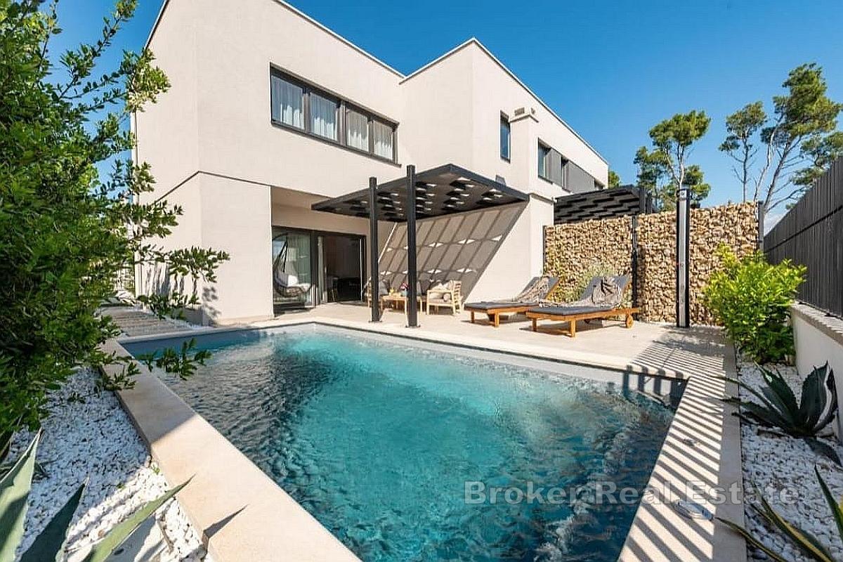 Maison moderne avec piscine près de la mer