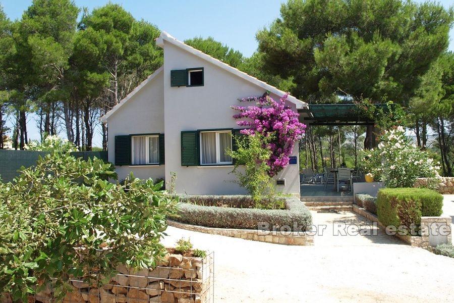 Otok Brač, građevinsko zemljište s malom kućicom
