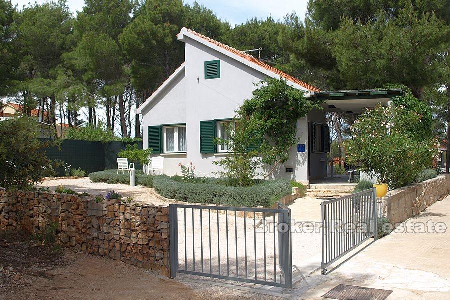 Остров Брач, участок под застройку с домиком