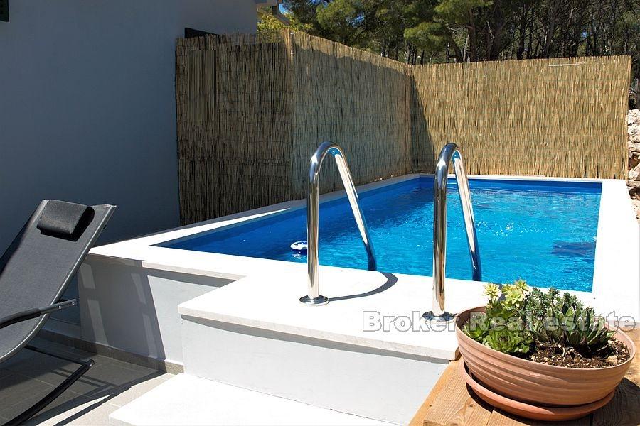 Остров Брач, участок под застройку с домиком