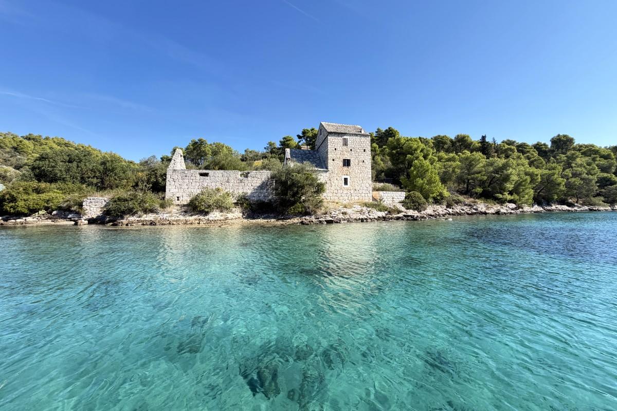 Steinhaus direkt am Meer