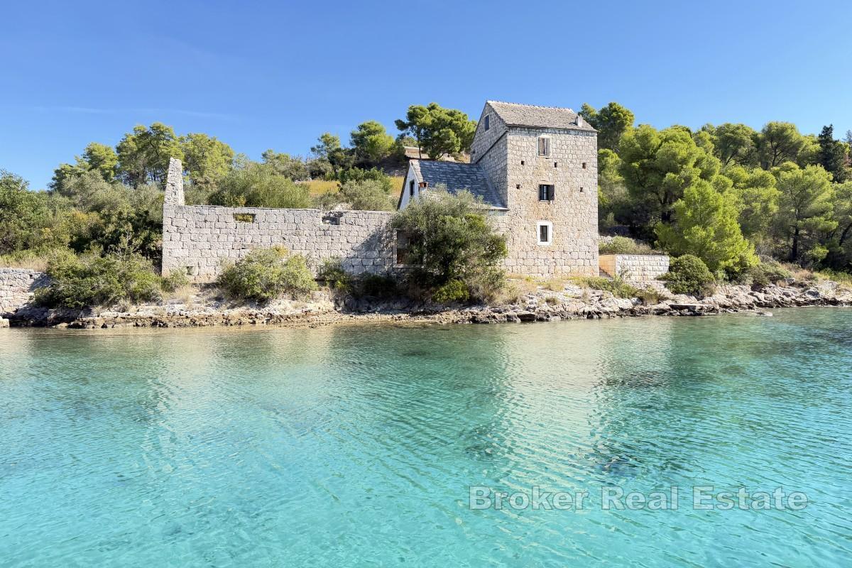 Kamena kuća tik uz more