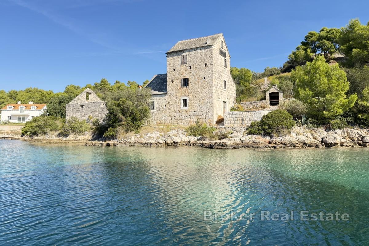 Kamena kuća tik uz more