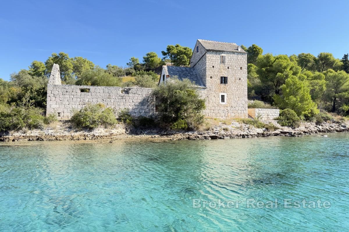 Kamena kuća tik uz more