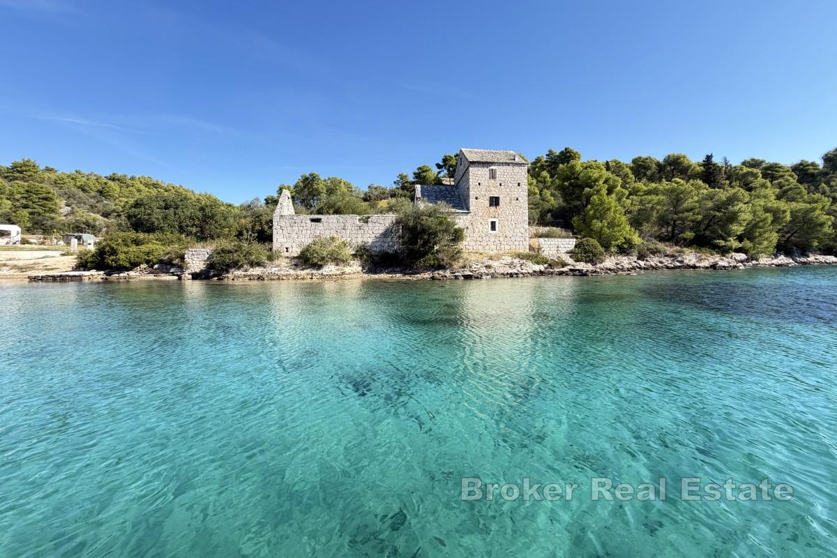 Kamena kuća tik uz more