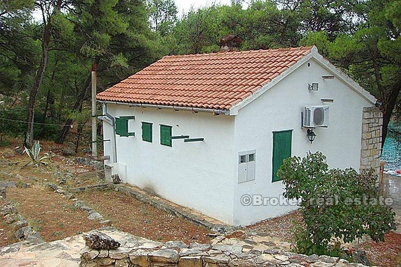 Maison première rangée de la mer - île de Brac