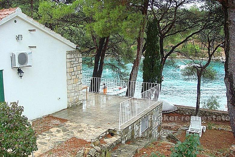 Maison première rangée de la mer - île de Brac