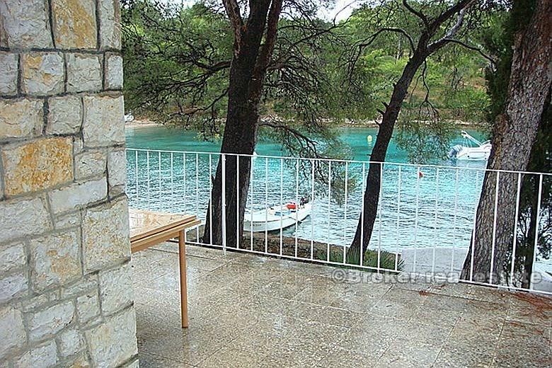 Maison première rangée de la mer - île de Brac