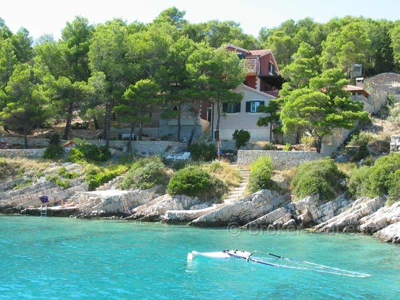 Maison première rangée de la mer - île de Brac