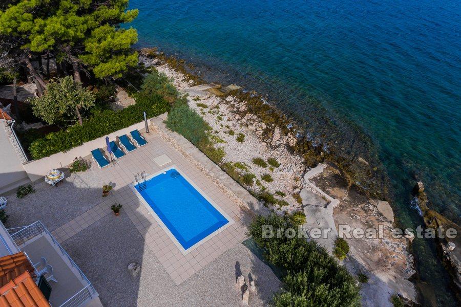 ostrov Brač, vila s bazénom pri mori