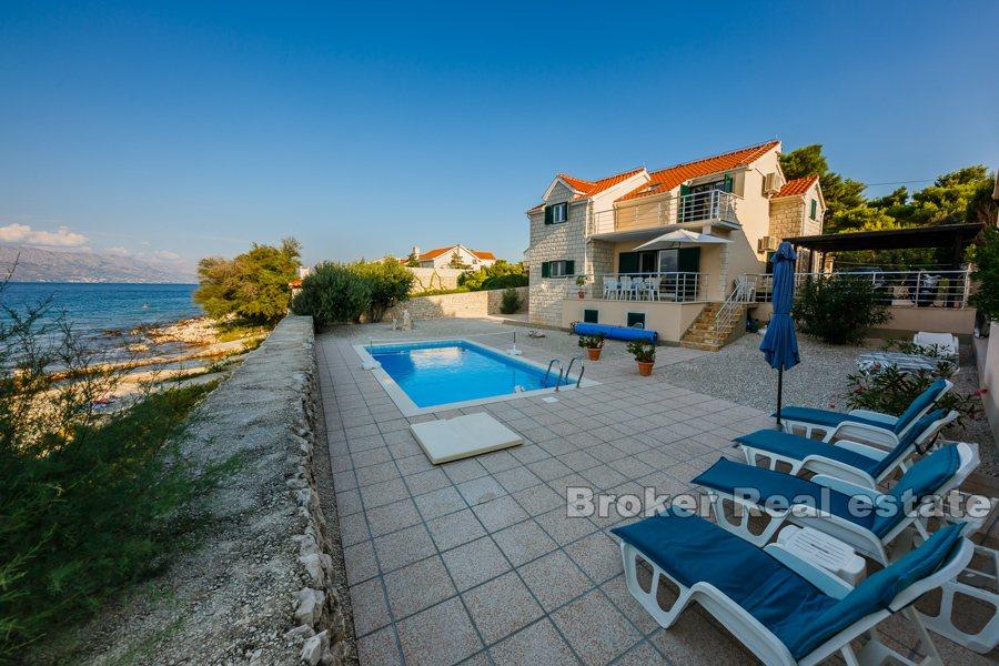ostrov Brač, vila s bazénom pri mori