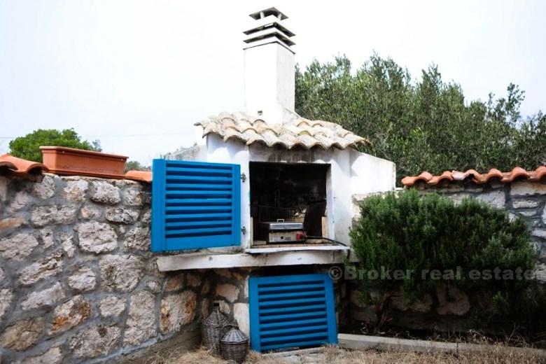 otok Murter. Samostojeća kamena kuća