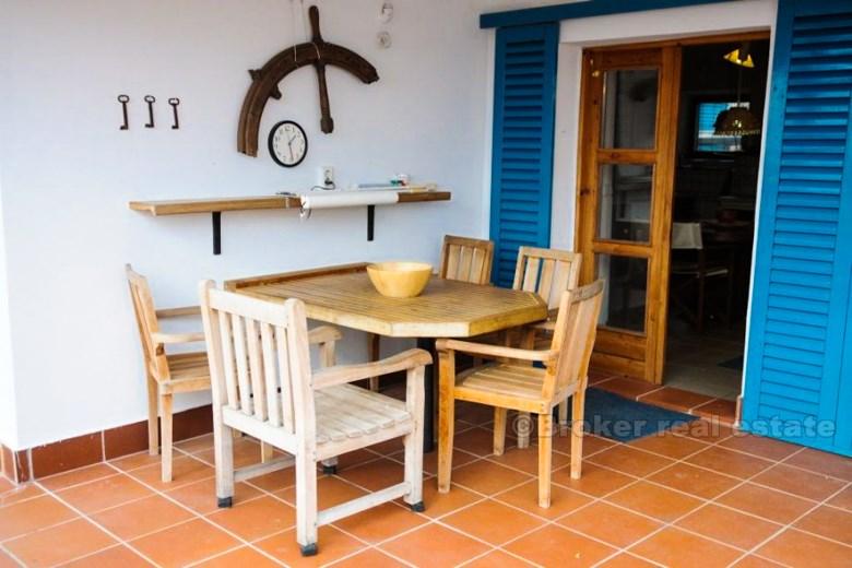 otok Murter. Samostojeća kamena kuća