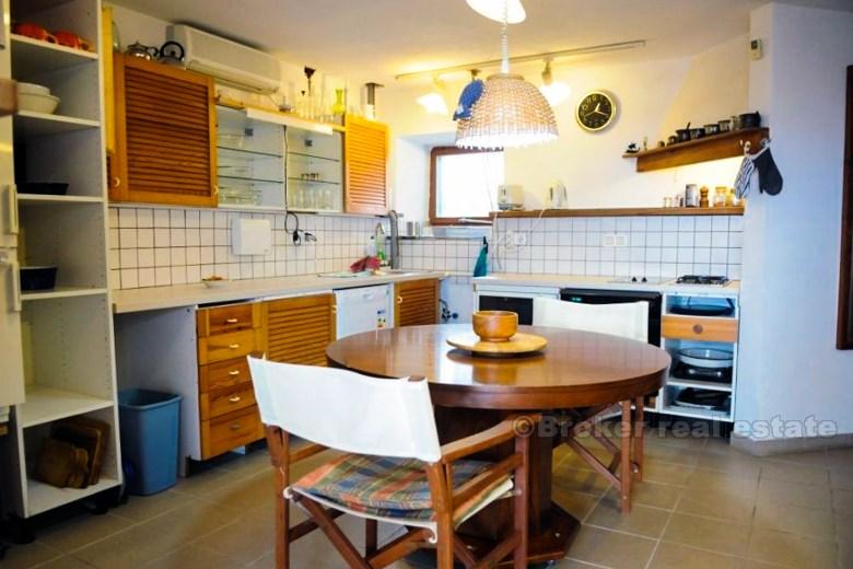 otok Murter. Samostojeća kamena kuća