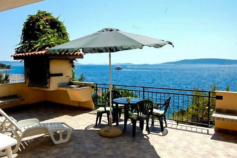 island of Ciovo. House on 3 floors, by the sea!