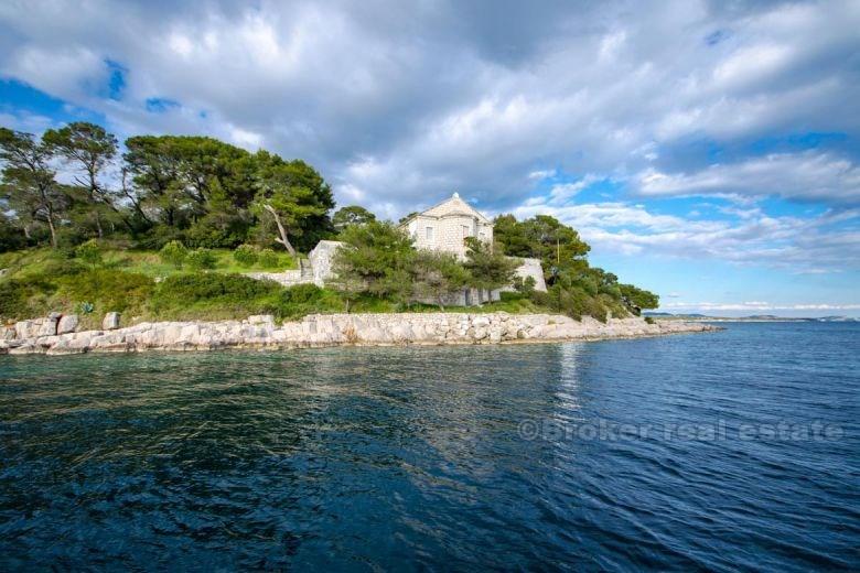 Petite île, ancien château de pierre