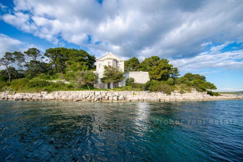 Malý ostrov, starý kamenný hrad