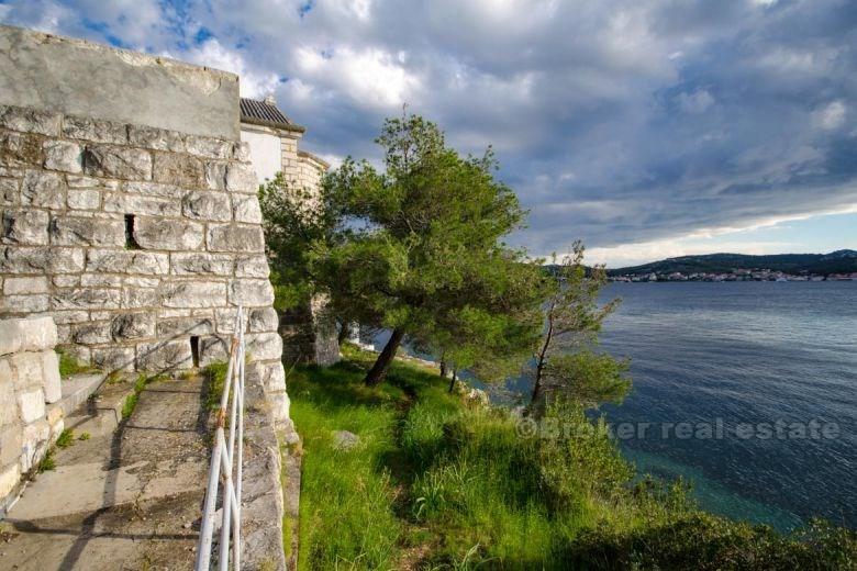 Malý ostrov, starý kamenný hrad