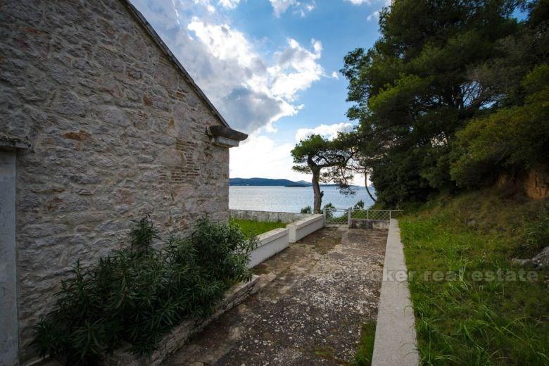 Malý ostrov, starý kamenný hrad