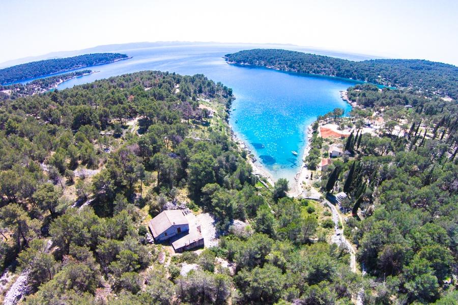 Ostrov Brač, nábrežný dom s pozemkom